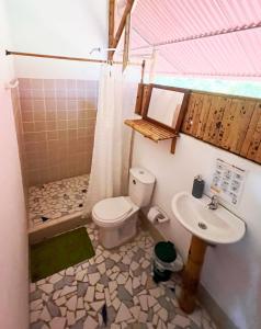 a bathroom with a toilet and a sink at El Eden Minca in Minca