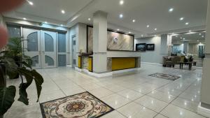 开普敦Centurion 207 Luxury Sea Point one bedroom apartment with access to magnificent pool Perfect location by Super Host Melvyn的大型客房设有带壁炉的大堂。 更多66张照片