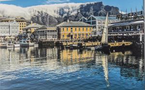 开普敦Centurion 207 Luxury Sea Point one bedroom apartment with access to magnificent pool Perfect location by Super Host Melvyn的一座拥有码头和水上建筑的城市