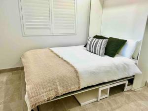 Ένα ή περισσότερα κρεβάτια σε δωμάτιο στο Private, Modern & Luxurious Granny Flat