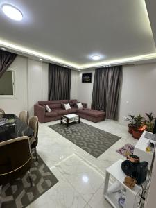 una sala de estar con un sofá y una mesa en غرفة مستر بحمام فى التجمع الخامس رجال فقط, en El Cairo 8 fotos más