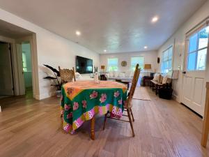 Televiisor ja/või meelelahutuskeskus majutusasutuses Pied-à-Terre Courtyard Luxury Guest Suite