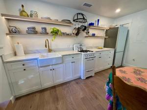 Köök või kööginurk majutusasutuses Pied-à-Terre Courtyard Luxury Guest Suite +7 fotot