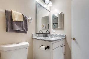 Ένα μπάνιο στο 8 Mi to Downtown Pet-Friendly Columbus Home +16 φωτογραφίες