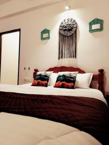 una camera da letto con un letto grande con due cuscini di Goan Hideaway Uno a Siolim Altre 22 foto