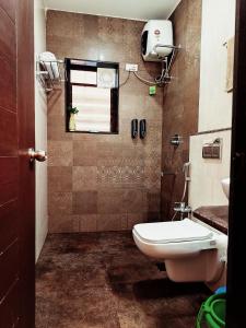 un bagno con un water, un lavandino e una finestra di Goan Hideaway Uno a Siolim