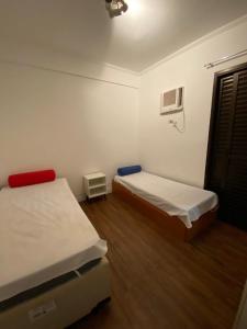 Cama ou camas em um quarto em Apartamento na Enseada com vista para o mar - 300 m da praia