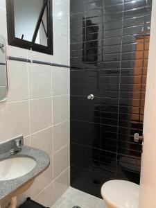Um banheiro em Apartamento na Enseada com vista para o mar - 300 m da praia mais 11 fotos