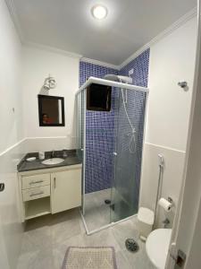 Um banheiro em Apartamento na Enseada com vista para o mar - 300 m da praia