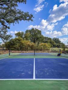 Tenis dan/atau kemudahan skuasy di Little Dutch Cabin #1 - 12 min to Magnolia-Baylor atau berdekatan