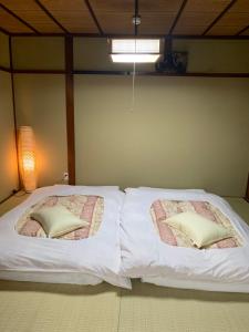 Postel nebo postele na pokoji v ubytování 和美庵 有7个卧室和宽敞的餐厅客厅 整栋出租 可住18人 国分寺旁 距车站 朝市 古街等景区步行6分钟
