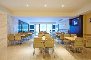 a dining room with tables and chairs in a restaurant at City Comfort Hotel Kuala Lumpur City Center (Bukit Bintang) in Kuala Lumpur