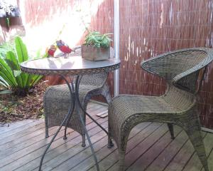 - une table et deux chaises sur la terrasse dans l'établissement Twenty on Lake, à North Avoca