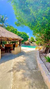 un resort con piscina e un padiglione con tavolo di Appartement 8 & 9- Lagun blou resort - Curaçao a Lagun