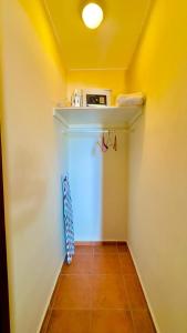 un corridoio con un muro con una mensola di Appartement 8 & 9- Lagun blou resort - Curaçao a Lagun