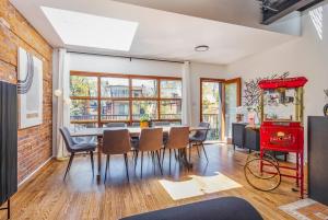 Posezení v ubytování Warehouse Style Loft near Yorkville