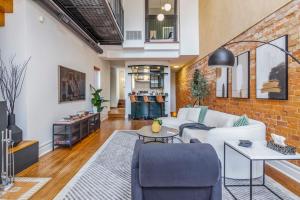 Posezení v ubytování Warehouse Style Loft near Yorkville