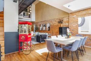 Posezení v ubytování Warehouse Style Loft near Yorkville