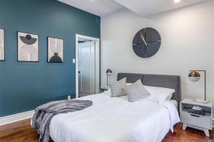 Postel nebo postele na pokoji v ubytování Warehouse Style Loft near Yorkville