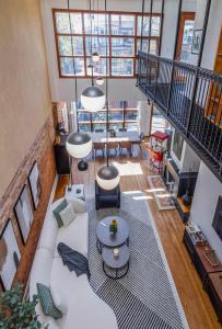 Posezení v ubytování Warehouse Style Loft near Yorkville