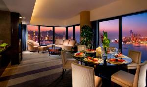 Uma área de estar em Harbour Grand Hong Kong