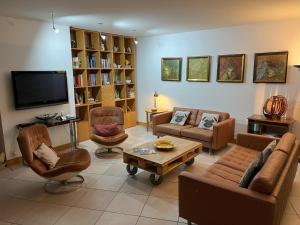 Posezení v ubytování Spacieuse maison familiale 11 pers. avec jardin près du port de Capbreton - FR-1-239-1001