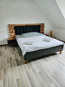 sypialnia z łóżkiem i drewnianą podłogą w obiekcie Spacieux - Parking Gratuit - Proche de Strasbourg w mieście Ostwald