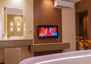 TV a/nebo společenská místnost v ubytování Spire West Hotel