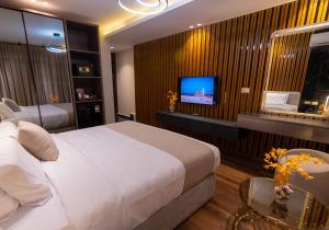 TV a/nebo společenská místnost v ubytování Spire West Hotel