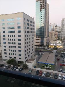 Nespecifikovaný výhled na destinaci Dubaj nebo výhled na město při pohledu z penzionu
