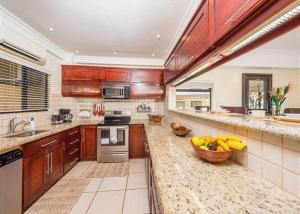 Kuchyň nebo kuchyňský kout v ubytování Beautiful Ocean-View Condo in Flamingo - Walk to B