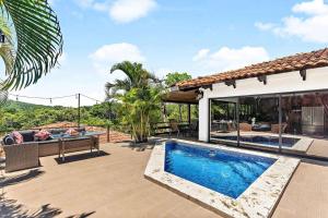 Bazén v ubytování Spacious Villa Retreat in Private Resort nebo v jeho okolí