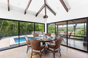 Bazén v ubytování Spacious Villa Retreat in Private Resort nebo v jeho okolí