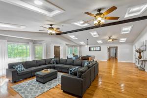 Χώρος καθιστικού στο Luxury Brooks Retreat