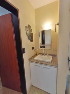 Et badeværelse på Complejo Refugio Playa Perelli