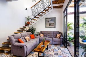 Χώρος καθιστικού στο Tropical Hideaway w - Pool