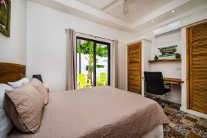 une chambre avec un lit, un bureau et une fenêtre dans l'établissement Tropical Hideaway w - Pool, à Playa Flamingo