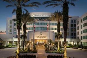 迈阿密InterContinental At Doral Miami by IHG的一座前面有棕榈树的建筑