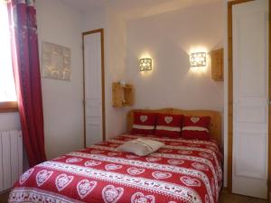 a bedroom with a bed with a red and white bedspread at Appartement 4 pièces avec PARKING, animaux admis, accès pistes - 6 pers, Vallandry - FR-1-757-115 in Landry