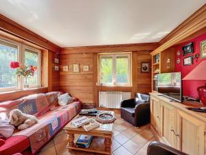 un soggiorno con un divano e una TV di Chalet typique avec sauna et cheminée à Méribel, proche de la télécabine - FR-1-688-96 a Les Allues