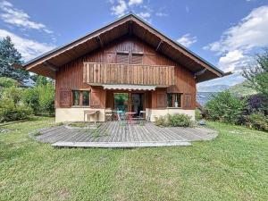 una casa in legno con tavoli e sedie di fronte di Chalet typique avec sauna et cheminée à Méribel, proche de la télécabine - FR-1-688-96 a Les Allues