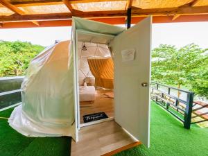 Postel nebo postele na pokoji v ubytování บ้านสวนริเวอร์รีสอร์ทแก่งกระจาน