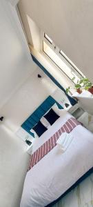 een zolderkamer met een bed en een plafond bij home hotel registan in Samarkand