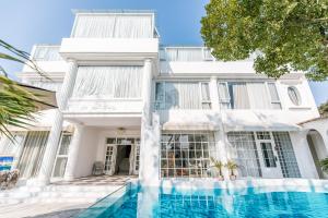 Πισίνα στο ή κοντά στο Shanghai ruochu designer Guesthouse上海若初设计师民宿--近上海浦东国际机场及迪士尼