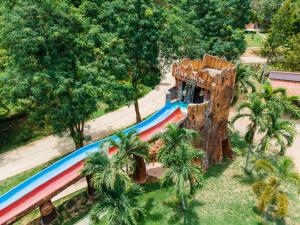 Bazén v ubytování บ้านสวนริเวอร์รีสอร์ทแก่งกระจาน nebo v jeho okolí