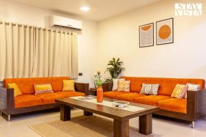 Χώρος καθιστικού στο Casa Enchante by StayVista - Pool, views, ping pong, and a lush lawn for a perfect retreat +31 φωτογραφίες