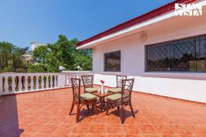 Μπαλκόνι ή βεράντα στο Casa Enchante by StayVista - Pool, views, ping pong, and a lush lawn for a perfect retreat