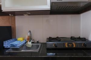 Kuchyň nebo kuchyňský kout v ubytování Homey Studio Apartment at Gateway Pasteur By Travelio