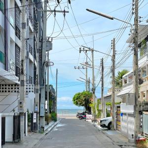 an empty street in front of the beach at 3 Bedroom Pool Villa, Cozy House, Wonnapha Beach, Bangsaen in Ban Bang Saen (1)