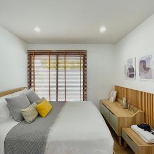 a bedroom with a large bed and a window at 3 Bedroom Pool Villa, Cozy House, Wonnapha Beach, Bangsaen in Ban Bang Saen (1)